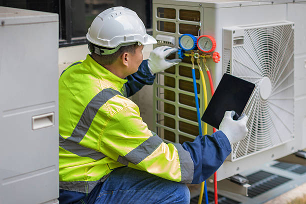 Professional Hvac technician working in Como, TX